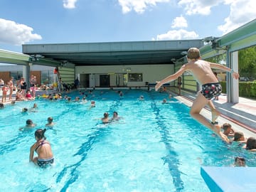 Heated swimming pool with removable roof