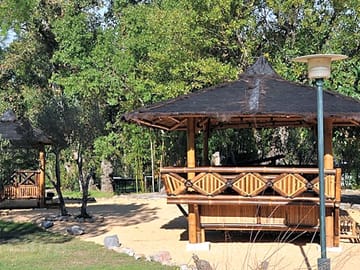 A l'intérieur du camping, paillote du restaurant
