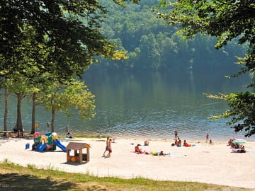 The beach at Lac de Bariousses