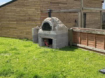 Pizza oven and barbecue