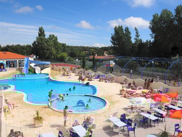 Swimming pool surrounded by a solarium