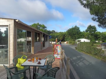 Snack bar