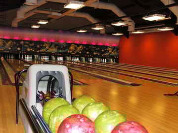 Ten-pin bowling alley