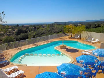Swimming pool equipped with a choice of sun beds and parasols