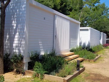 Aire cabins located in a quiet area surrounded by trees