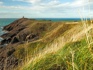 Within fiv eminutes' drive of the scenic wales coast path