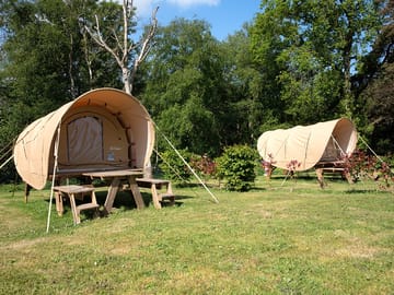 Exterior DK Banes tents