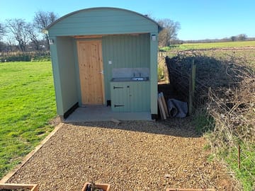 Washing-up area and shower block