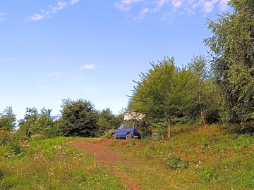 In dry weather not difficult to access. In wet weather 4x4 drive is preffered