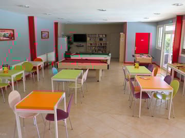 Common room with tv, books and games
