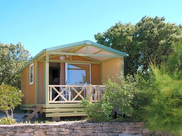 Lodge with outdoor deck