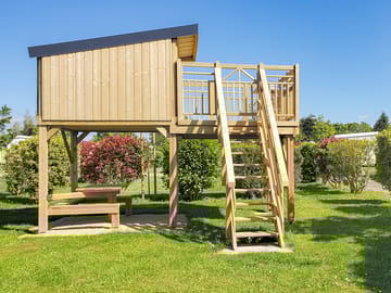 Exterior Campetoile in a landscaped garden