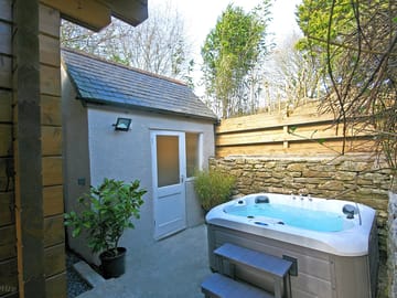 4-seater hot tub and shower room