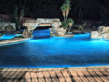 Piscine extérieure de nuit
