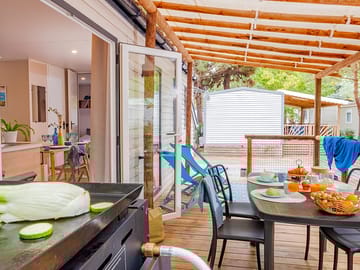 Shaded terrace with eating space