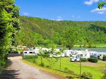 Anfahrt auf den Platz mit Blick auf den Neckar
