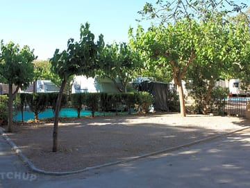 Spacious gravel pitch under the shade of trees