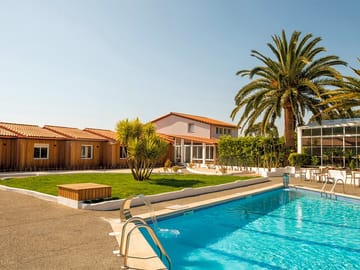 Bungalows with pool views