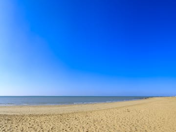Direct access to the sandy beach