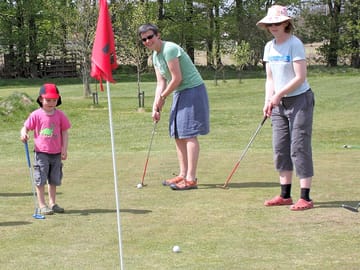 Three-par pitch and putt