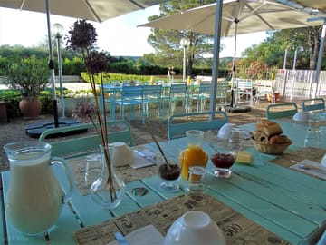 Petit déjeuner en terrasse