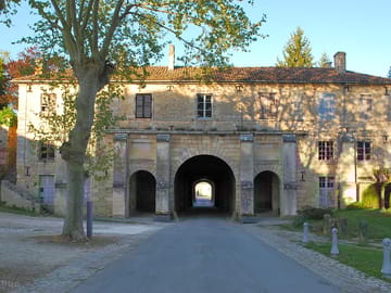 La porte liveneuf, limite de la cour du château des rudels