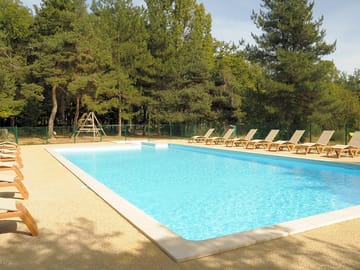 The swimming pool surrounded by a solarium