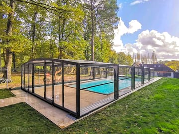 PoolPool with retractable roof