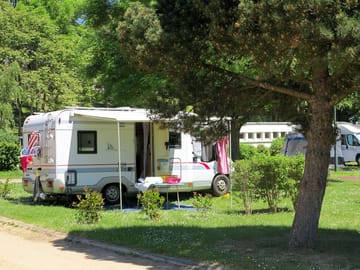 Spacious pitches with trees for shade