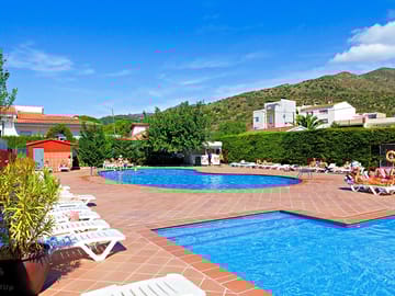 Swimming pool and paddling pool