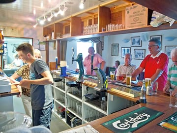 The shaft inn - busy at the bar