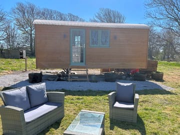 Outdoor Y Nyth with private seating area