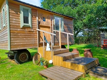 Exterior Shepard's hut