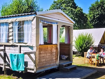 Cottage with an alfresco dining area