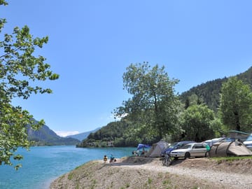 Spacious camping pitches near the lake