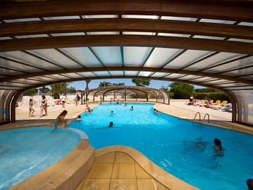The swimming pool with sliding roof is heated to 28°c and has a jacuzzi pool
