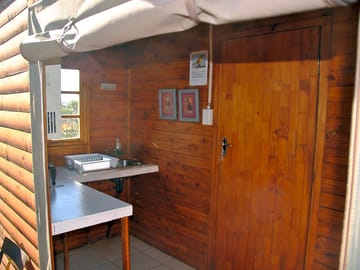 Kitchenette with single-plate gas burner