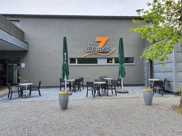 Entrance to the hotel and restaurant