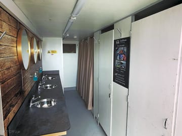 Shower/toilet block