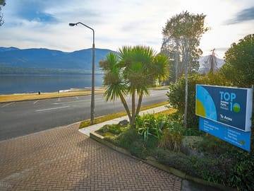 Front entrance next to lake te anau