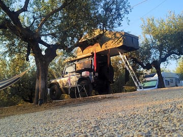 Suv landrover with rooftoptent on our spacious campsite