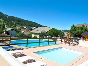 Swimming pool and paddling pool