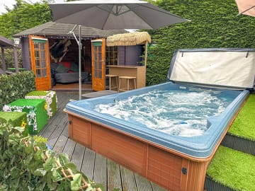 Hot tub, cabin and garden