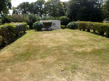 Spacious pitches, delimited by hedges