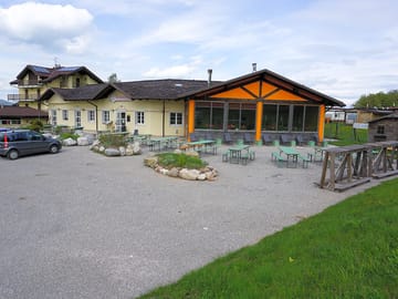 Bar and restaurant building
