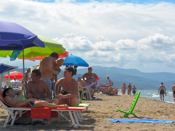 Direct access to a sand beach