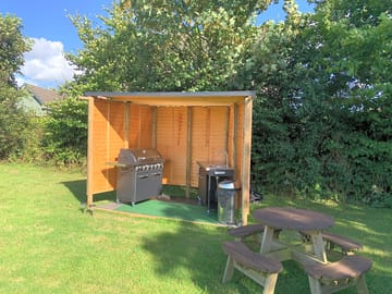 Gas barbecue and washing-up area