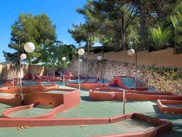 Families can enjoy the minigolf completely free of charge