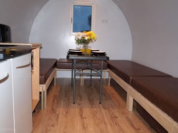 Seating arrangement in camping cabin