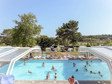 Swimming pool with retractable roof